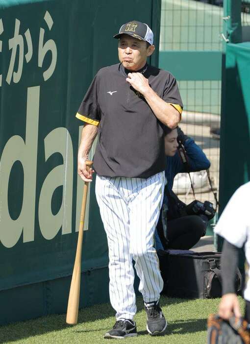 全体練習を見守る阪神・岡田彰布監督。自らの口でナインに思いを伝えた＝甲子園球場（撮影・根本成）