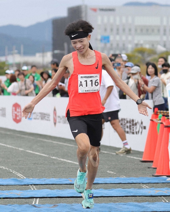 ＜第16回しまだ大井川マラソン＞フルマラソン男子の部で優勝した小川孝代（撮影・大城　有生希）