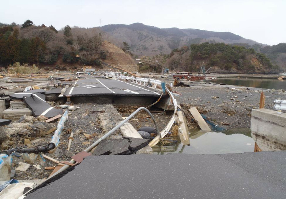 東日本大震災による地震や津波などで崩壊した牡鹿半島沿岸部を通る県道４１号線（宮城県提供）