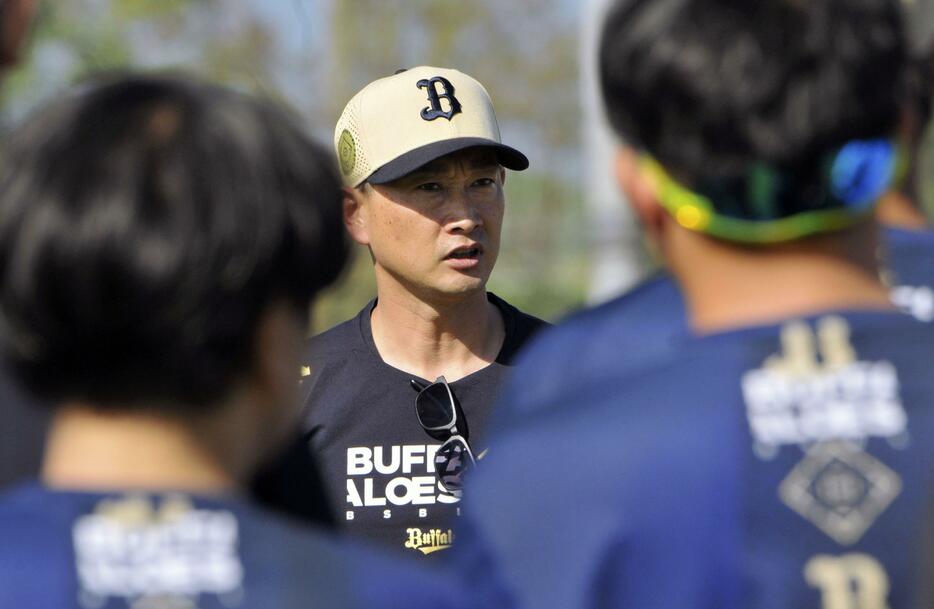 秋季練習で選手に話しかけるオリックス・岸田監督＝大阪市