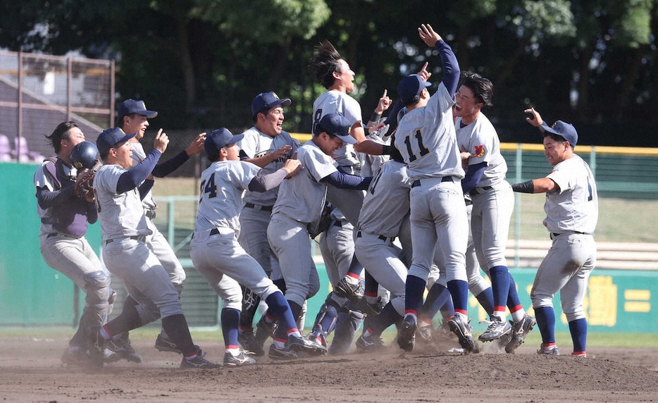 ＜京大・関学大＞優勝を決め喜ぶ関学大ナイン（撮影・亀井　直樹）