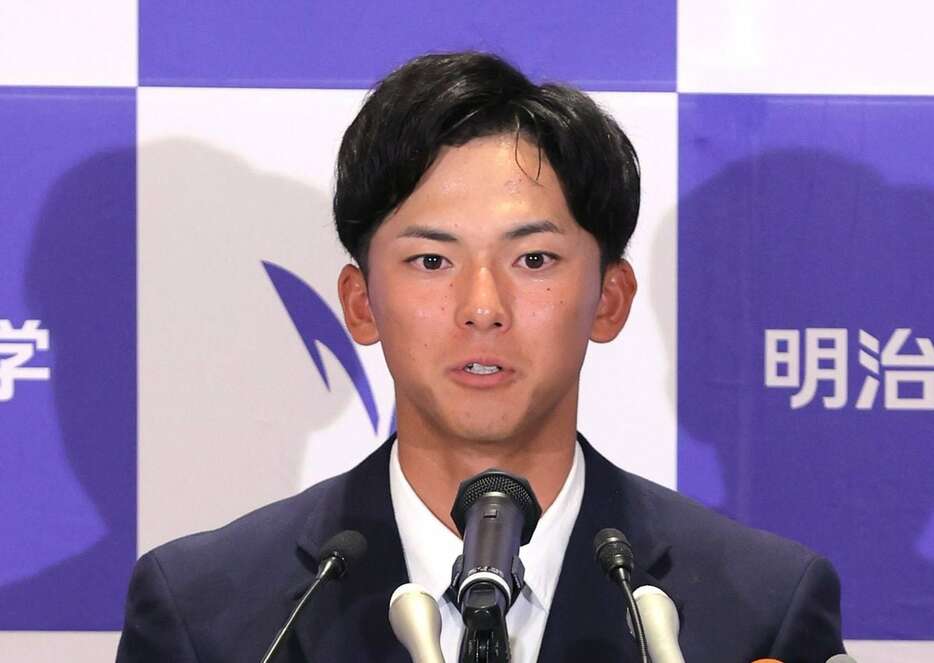 記者会見に臨む明大・宗山塁内野手＝東京都千代田区（蔵賢斗撮影）