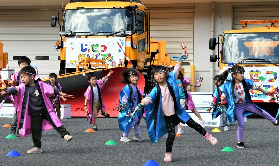 踊りを披露する園児＝３０日、鳥取市福部町湯山の福部除雪基地