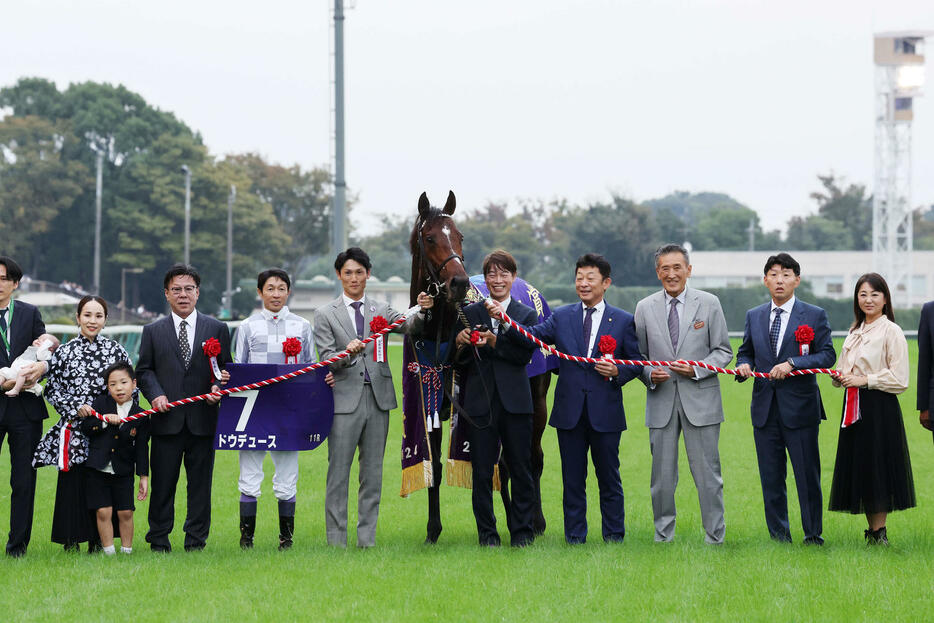 天皇賞・秋を制したドウデュースと関係者（撮影・鈴木正人）