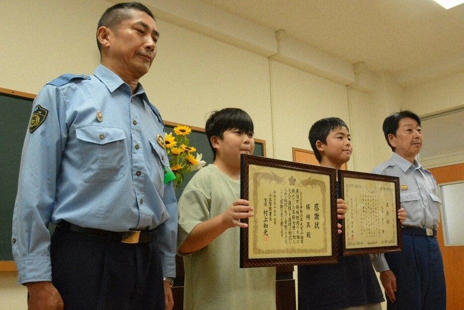 感謝状を受け取った橘桐真さん（左から２人目）、佐藤蒼介さん（同３人目）＝魚沼市親柄の市立広神西小で２０２４年１０月１８日、板鼻幸雄撮影