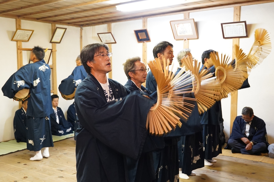 ビンザサラを上下させ、惣田楽を奉納する神舞保存会の会員＝2024年10月5日午後7時32分、兵庫県丹波篠山市今田町上小野原で