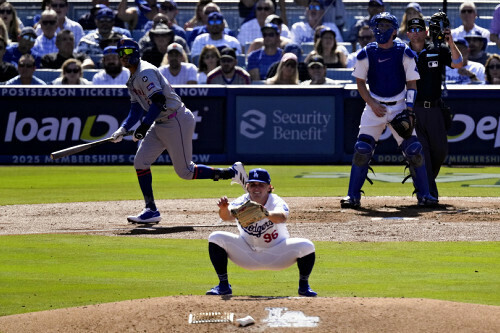 ドジャースとのリーグ優勝決定シリーズ第２戦、２回二死満塁からホームランを放つビエントスと打たれたドジャースのナック（１４日）＝ＡＰ