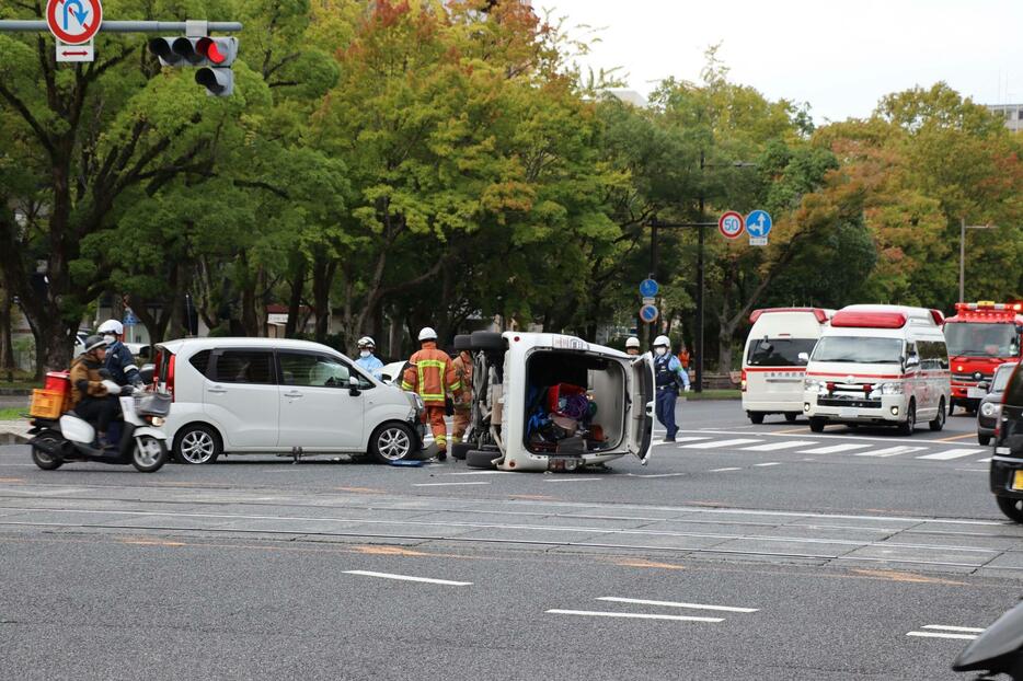 車が横転した事故現場（画像の一部を修整しています）