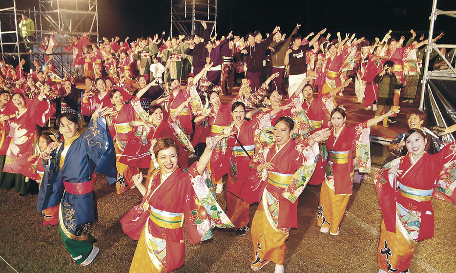 総踊りを繰り広げる出演者＝宝達志水町総合運動公園