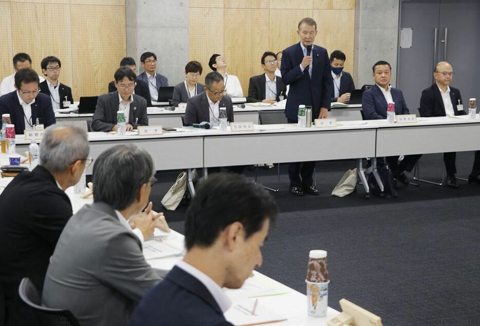 県の新総合計画の作成に向けて市町村長に意見を求める岸本周平知事（７日、和歌山県田辺市役所で）