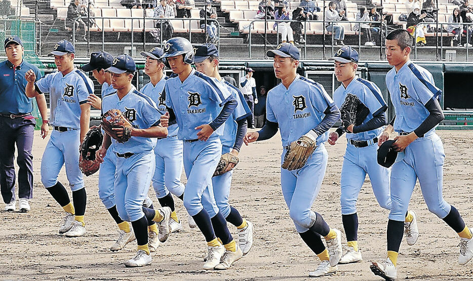 【高岡一―航空石川】敗れて肩を落とす高岡一ナイン＝金沢市の石川県立野球場