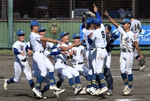 7年ぶりに東北大会を制し、マウンドに集まって歓喜する聖光学院ナイン