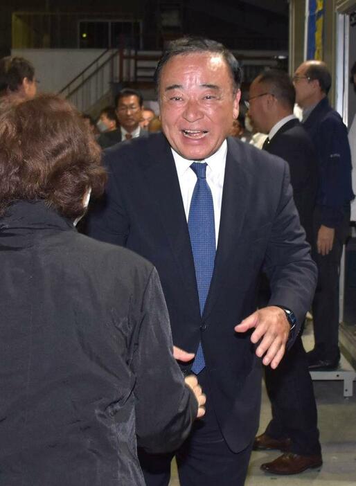 支援者と握手する梶山弘志氏=27日午後8時27分、常陸太田市山下町