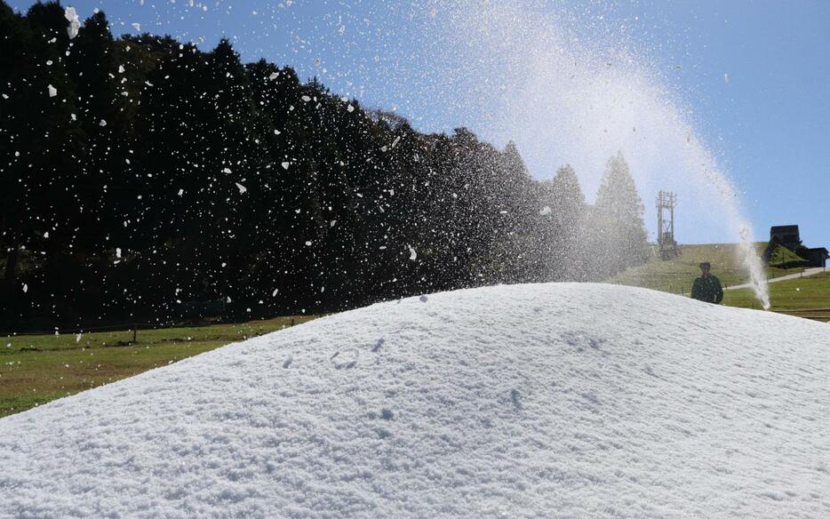 １１月末のオープンに向け、人工スキー場で始まった造雪作業＝２１日午前、神戸市灘区六甲山町、六甲山スノーパーク（撮影・小林良多）