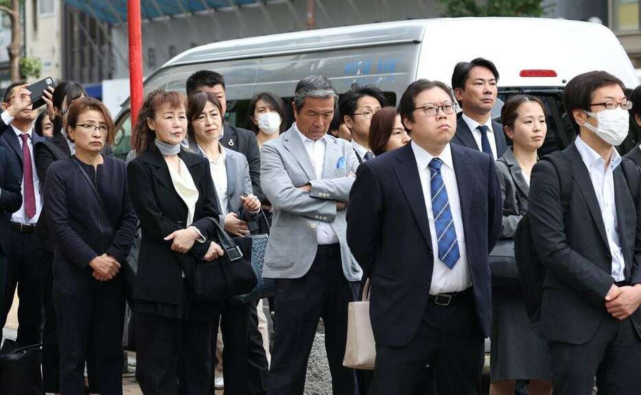 候補者の第一声に耳を傾ける有権者ら＝31日午前、神戸市中央区（彦野公太朗撮影）