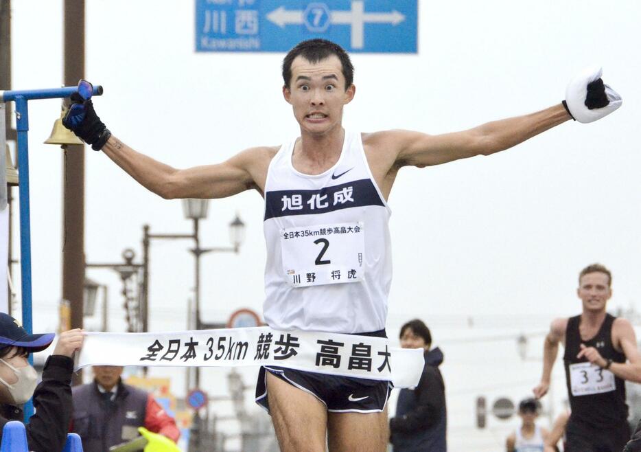 2時間21分47秒の世界記録で優勝した男子の川野将虎＝山形県高畠町