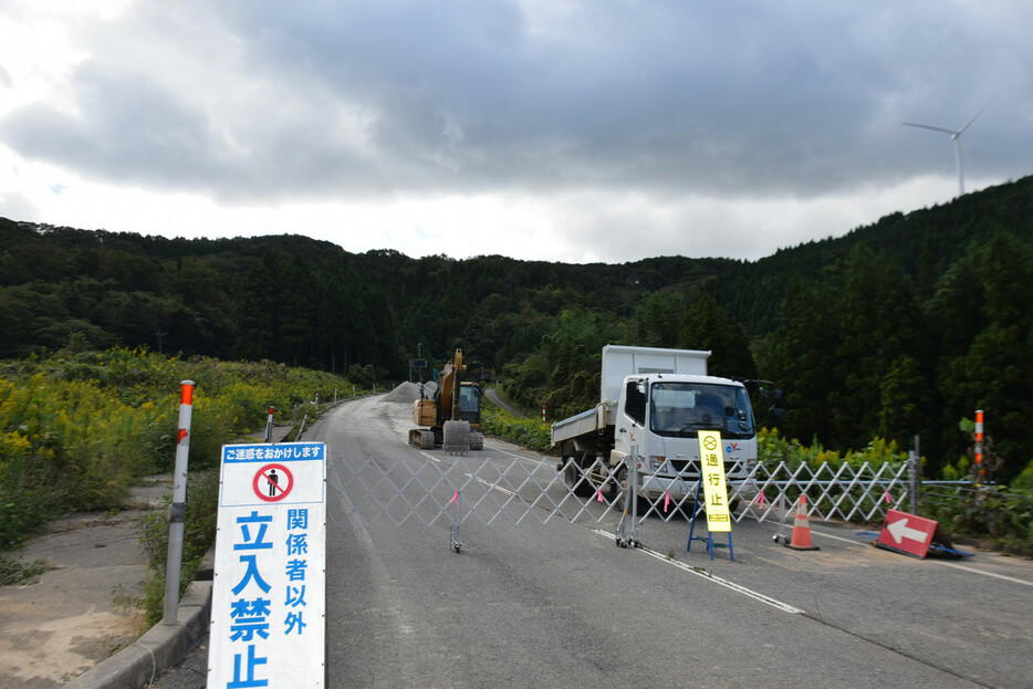 元日の地震以降、復旧工事が続く大谷地区の国道＝１３日、石川県珠洲市