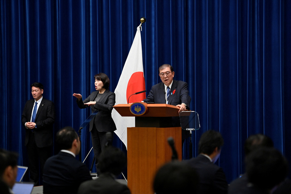 　２７日の投開票へ終盤戦に入った衆議院選挙は、報道各社の情勢調査で与党の劣勢が伝えられ、自民党の単独過半数割れにとどまらず、石破茂政権が勝敗ラインに設定した自公で過半数を維持できない可能性も浮上している。首相官邸で１０月９日、代表撮影（２０２４年　ロイター）