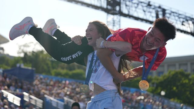 アメリカのヒルデブラント選手に持ち上げられる日下尚選手（写真：新華社/アフロ）