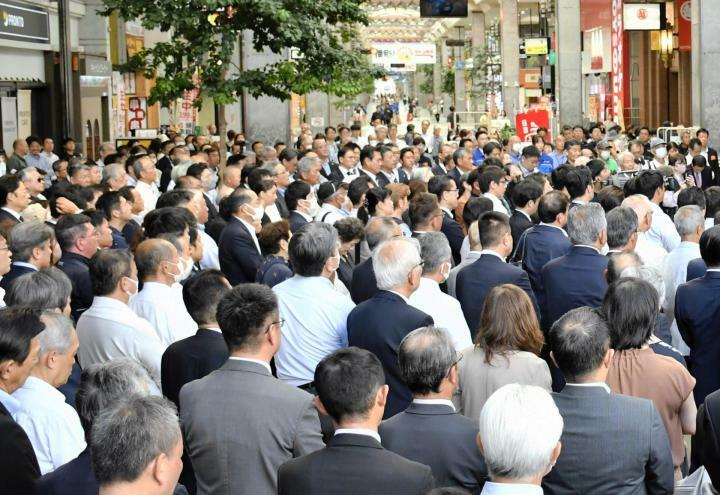 1区の候補者の出陣式に集まった支持者ら＝15日午前、松山市大街道2丁目