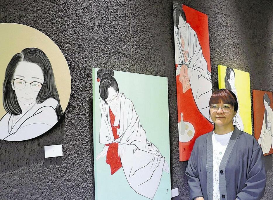 美人画の前に立つ諫山さん（京都市左京区で）