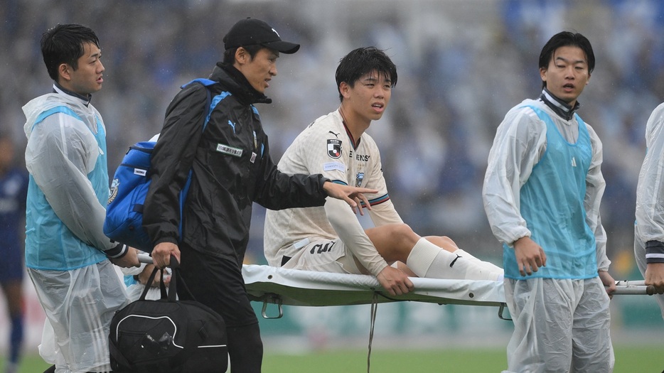 町田戦で負傷した川崎Fの高井 (C)J.LEAGUE