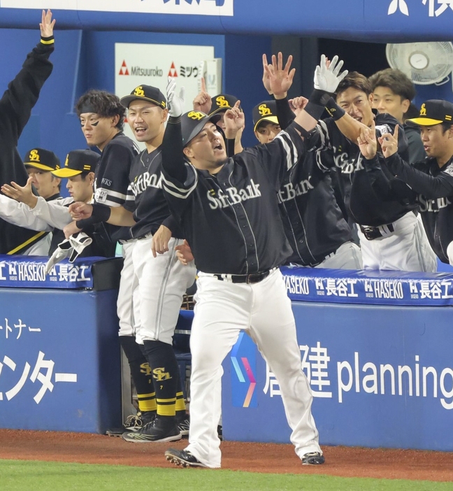 　１回、先制２ランを放ち、ナインとどすこいポーズを決める山川（撮影・西岡正）