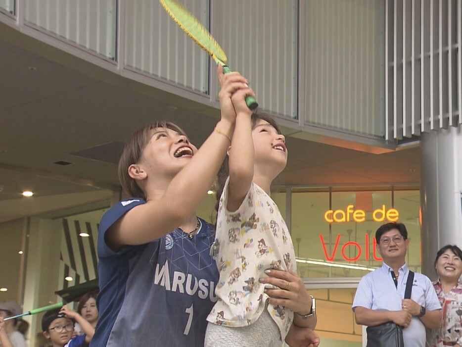 子供たちとスポーツを楽しむ福島由紀選手