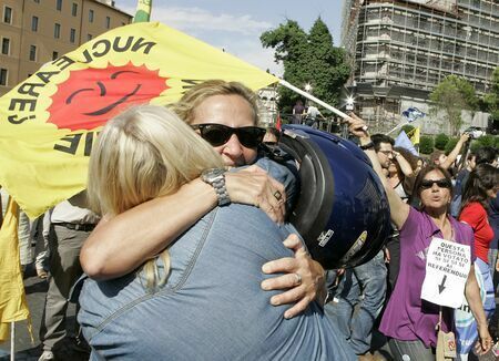 2011年のイタリア国民投票では、原発反対派が圧勝した（写真：AP/アフロ）