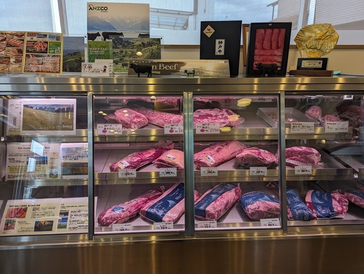 コウキフーズの店頭で販売している牛肉など