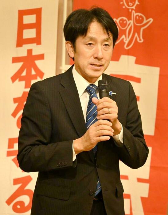 小選挙区で敗れ、あいさつする石川昭政氏=27日午後8時8分、日立市旭町