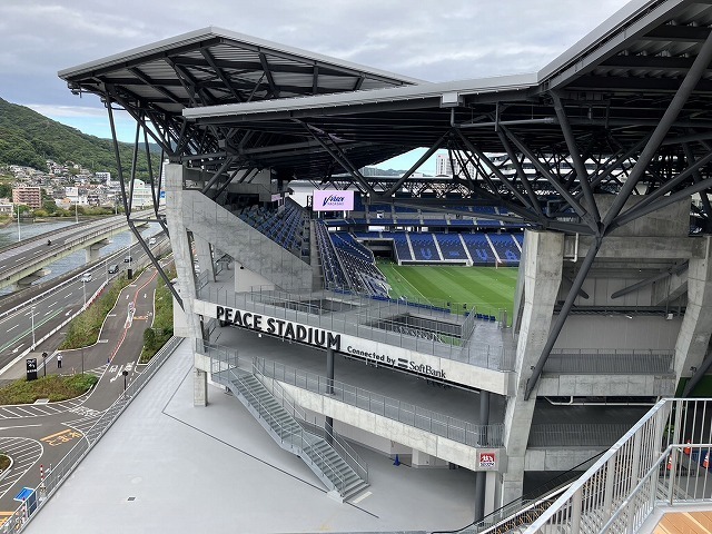 長崎の新スタジアム「PEACE STADIUM Connected by SoftBank」。こけら落としは10月６日の大分戦だ。写真：吉田治良