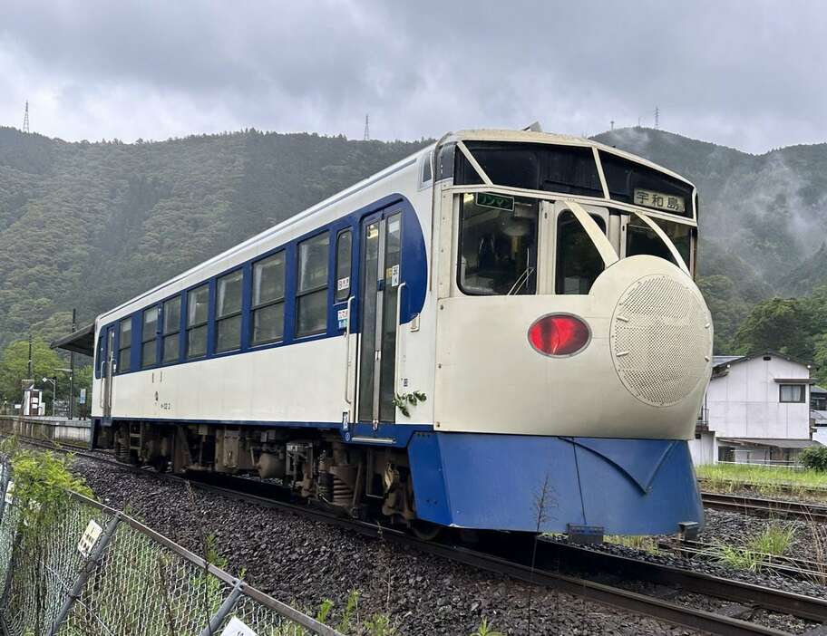 予土線の土佐大正駅付近を走行する「鉄道ホビートレイン」。初代新幹線「0系」を模したデザインだ