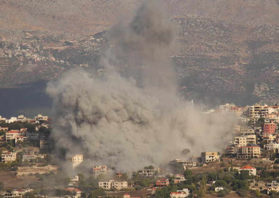 2日、レバノン南部でイスラエル軍の攻撃を受けて立ち上る煙（ゲッティ＝共同）