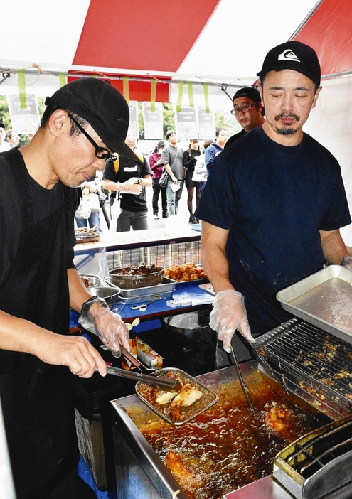 手際よく唐揚げを作る参加店