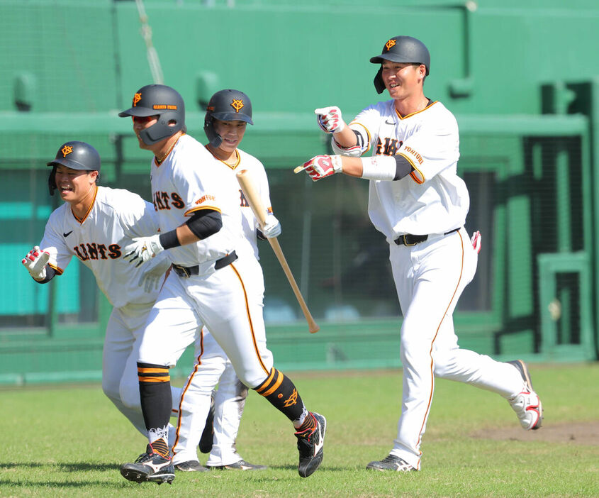 ３ランを放った秋広（右端）だが、（左から）中山、長野、門脇にタッチを拒否され苦笑いしながら追いかける（カメラ・宮崎　亮太）