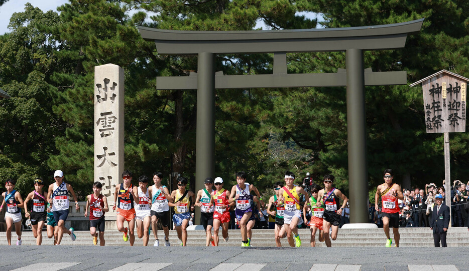 大学三大駅伝の一つ、出雲全日本大学選抜駅伝競走で、一斉にスタートする各チームの選手たち＝１４日、島根県出雲市