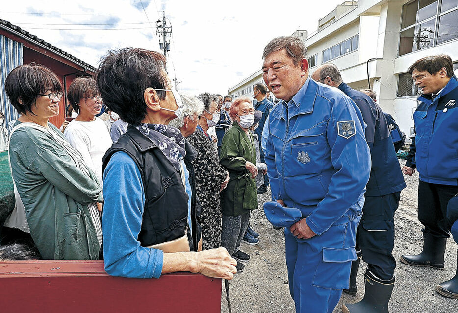 避難所となっている鳳至小の視察を終え、屋外にいた人と話す石破首相＝輪島市内（代表撮影）