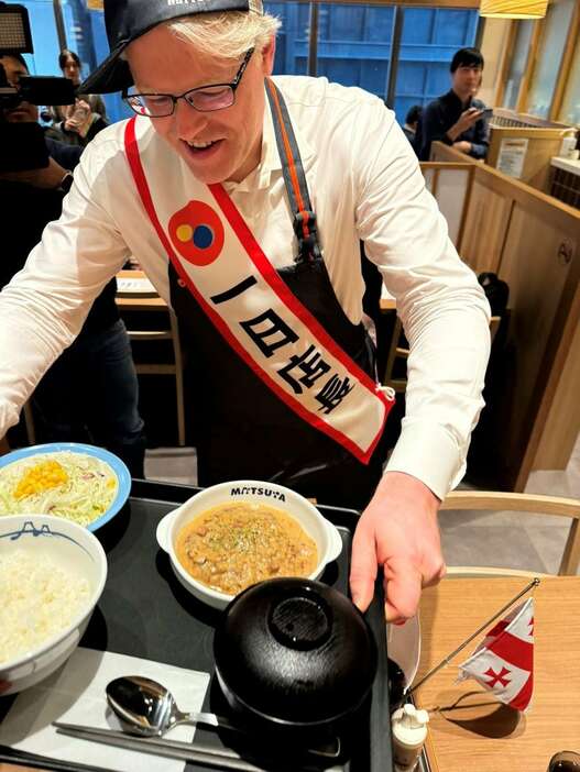 松屋で1日店長を務め、自国にちなんだ料理を提供したオーレリウス・ジーカス駐日リトアニア大使(ティムラズ・レジャバ駐日ジョージア大使のXから)