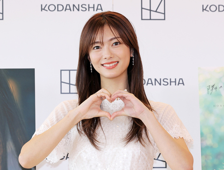 写真集「隣の席になりたい」の発売記念会見でポーズを取る櫻坂４６の田村保乃＝２２日、東京