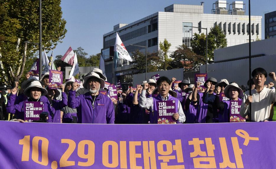 26日、ソウルの韓国大統領府近くで声を上げる梨泰院雑踏事故の遺族ら（共同）