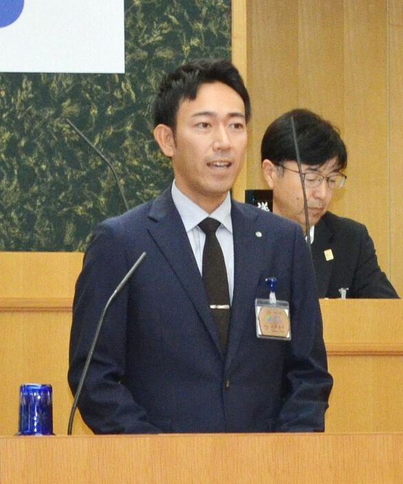 当選後初めての町議会で、所信表明する山本秀平町長（３０日、和歌山県みなべ町芝で）