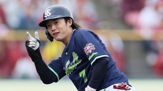 最多安打のタイトル初受賞となったヤクルトの長岡秀樹選手(写真：時事)