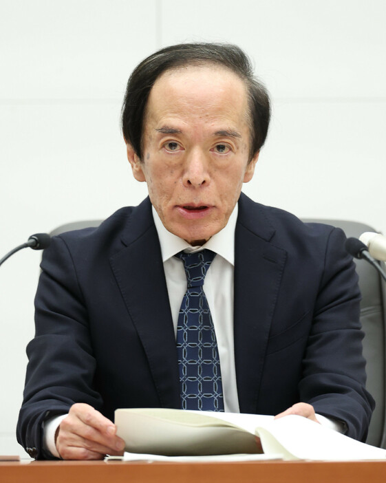 金融政策決定会合を終え、記者会見する日銀の植田和男総裁＝３１日午後、日銀本店