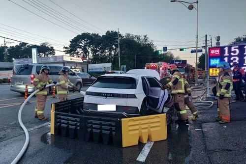 水原（スウォン）の電気自動車（ＥＶ）火災現場。［写真　京畿道（キョンギド）消防災難本部］