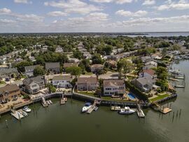 Homes on the coast of Merrick, New York. Photographer: Johnny Milano/Bloomberg