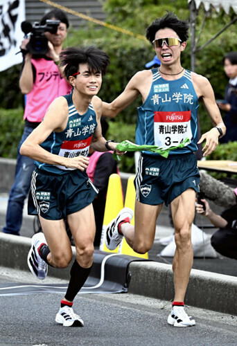 第４中継所でたすきをつなぐ、青学大４区の宇田川瞬矢（右）と５区の若林宏樹（１４日、島根県出雲市で）＝武藤要撮影