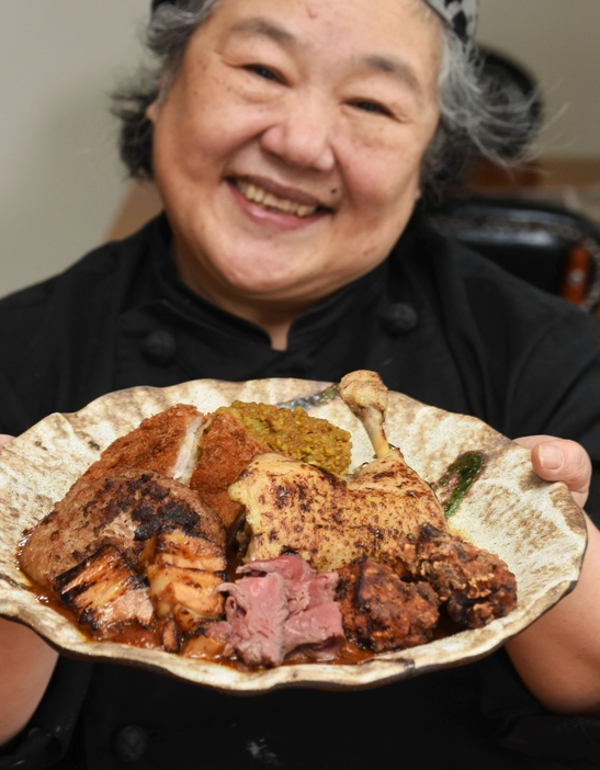 「全部のせ肉肉大渋滞カレー」