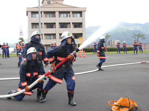 放水をする消防団員たち