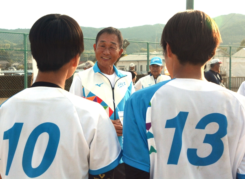 ソフトボール少年女子で決勝に進んだ佐賀県チームを激励する辻発彦さん